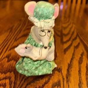 Hand-made stuffed country mouse shelf sitter. Mouse with baby.